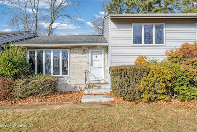 tri-level home with a front lawn