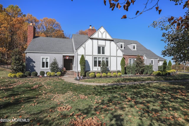 view of front of property featuring a front yard