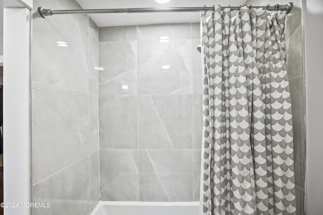 bathroom featuring shower / tub combo