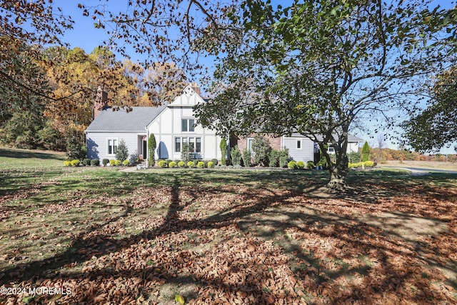 view of front facade featuring a front yard