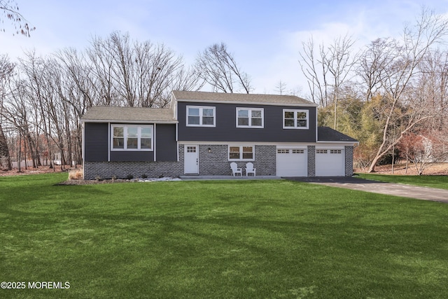 view of front of property featuring a front yard and a garage