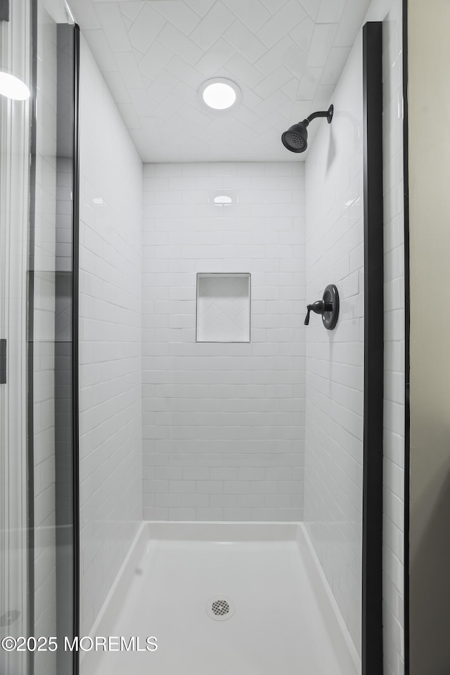 bathroom featuring a tile shower