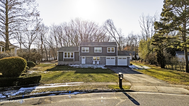 view of front of house featuring a front yard and a garage