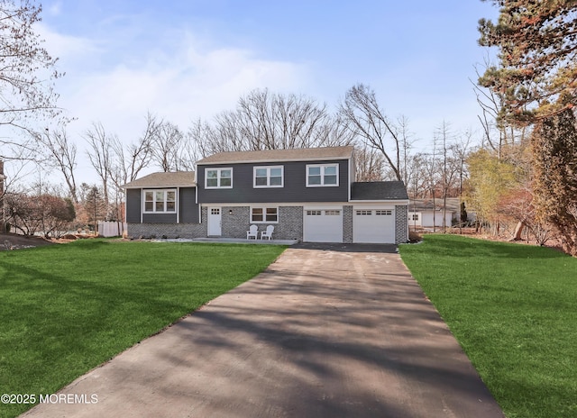 view of front of house featuring a front lawn and a garage