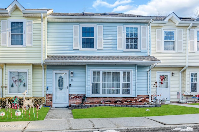 multi unit property featuring a front yard