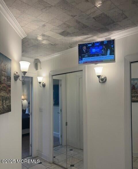 bathroom featuring ornamental molding