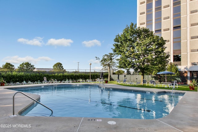 view of swimming pool