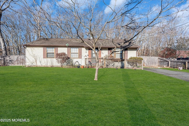 single story home with a front lawn