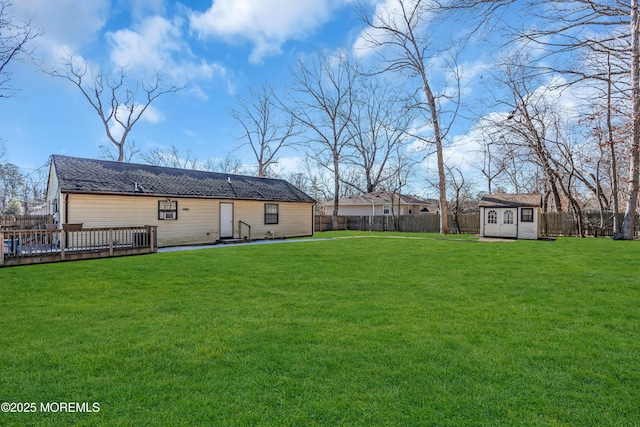 view of yard featuring a storage unit