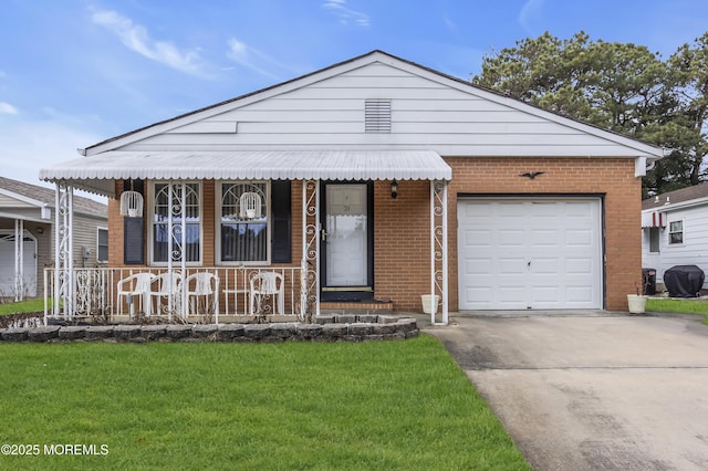 view of front of property featuring a front yard, a porch, and a garage