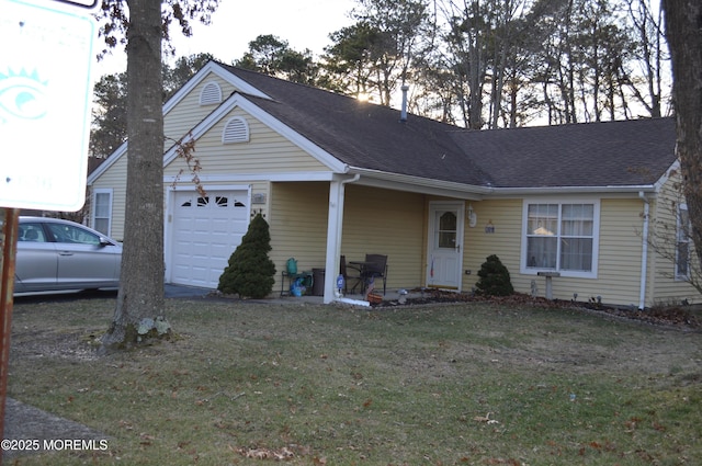 view of front of property featuring a front lawn and a garage