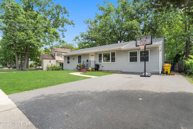 view of front of house with a front lawn