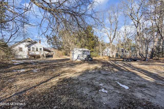 view of yard featuring a storage unit