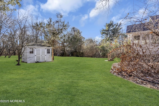 view of yard featuring a shed