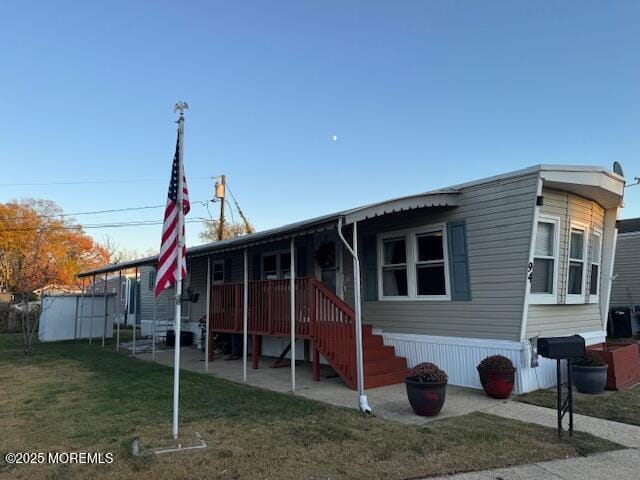 view of front of property featuring a front lawn and a porch