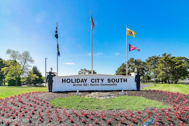 community / neighborhood sign featuring a lawn