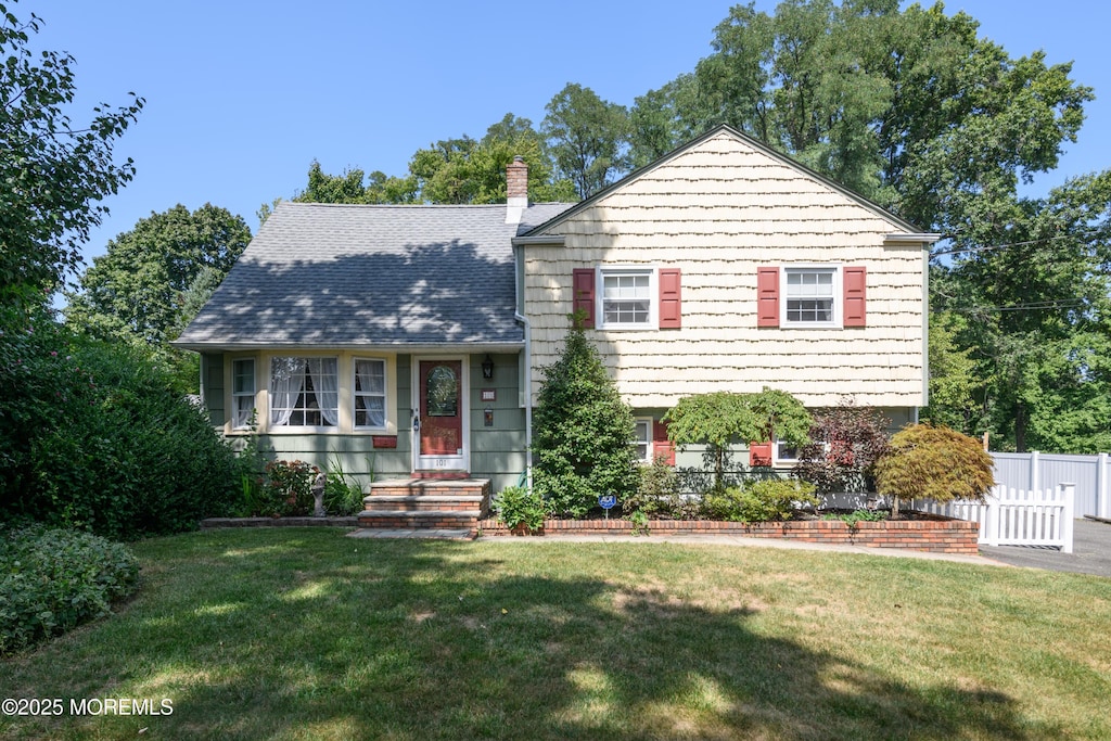 split level home with a front lawn