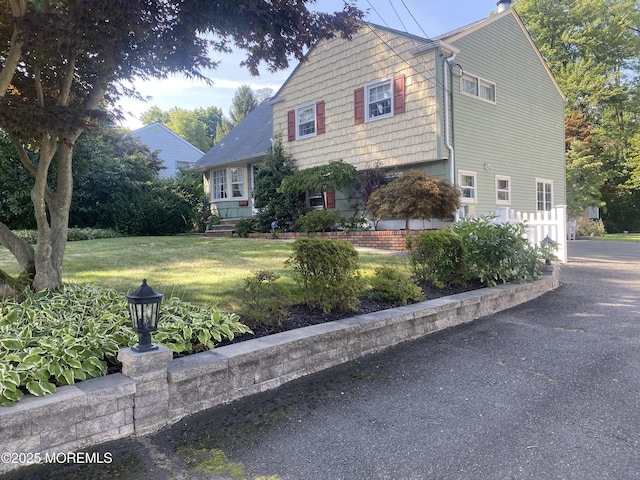 view of front of house with a front yard