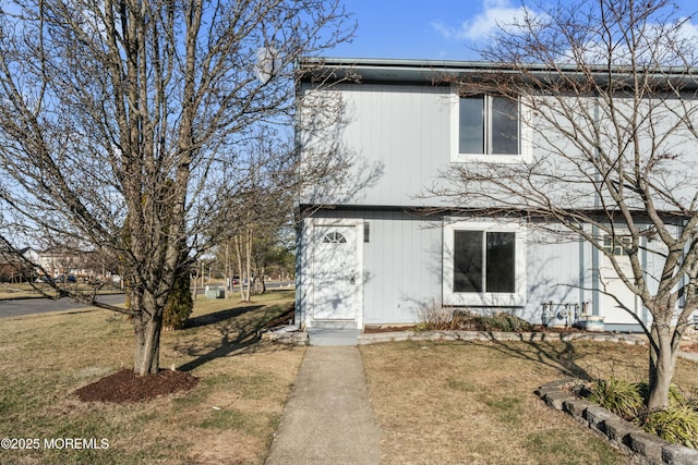 view of front of property with a front yard