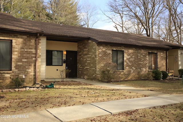 ranch-style house featuring a front lawn