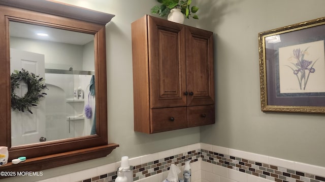 bathroom featuring tile walls