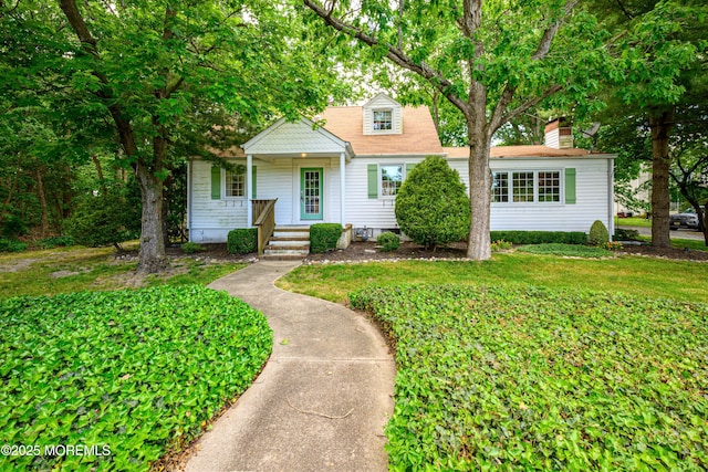 view of front of home with a front lawn