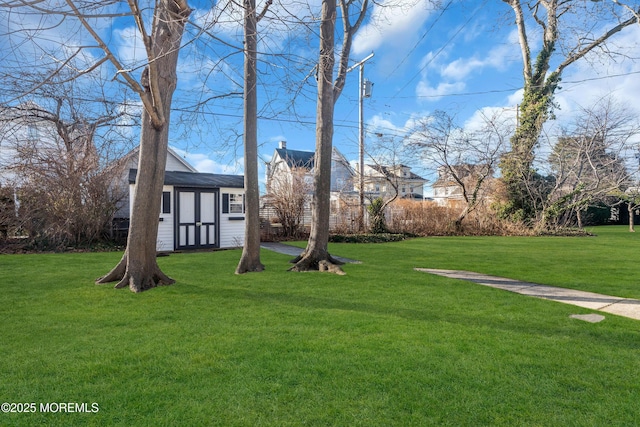 view of yard featuring a storage shed