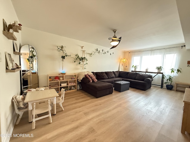 living room featuring light hardwood / wood-style floors and ceiling fan