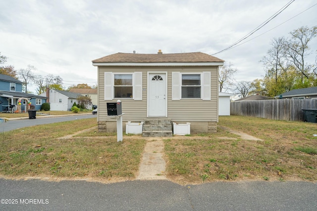 bungalow featuring a front lawn