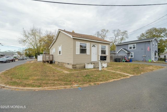 view of front of property featuring a front lawn