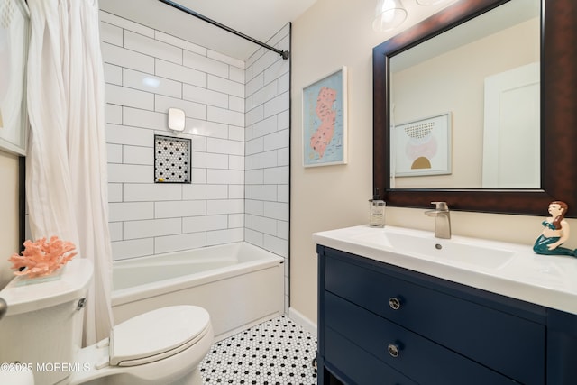 full bathroom featuring shower / bath combo with shower curtain, toilet, and vanity