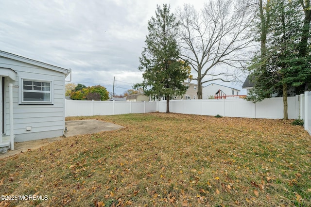 view of yard featuring a patio area