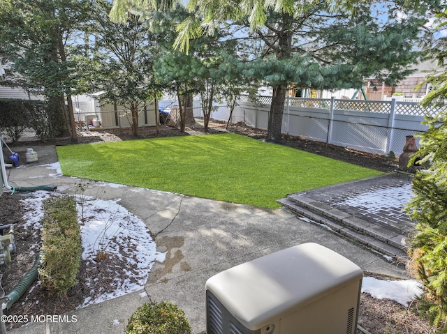 view of yard featuring a patio