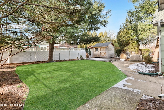 view of yard featuring a storage shed