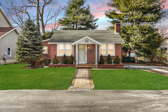 view of front of property featuring a yard