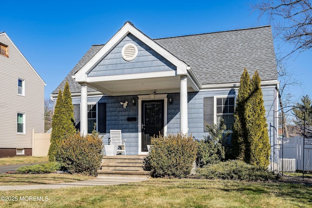 view of front facade featuring a front yard and covered porch