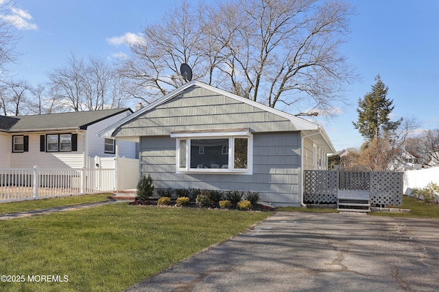 view of front of house with a front lawn