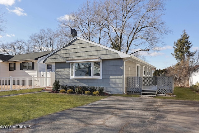 view of front of property with a front yard