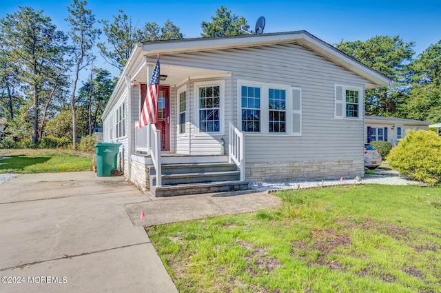 view of front of home featuring a front lawn