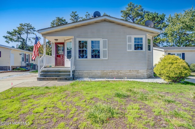 view of front facade featuring a front lawn