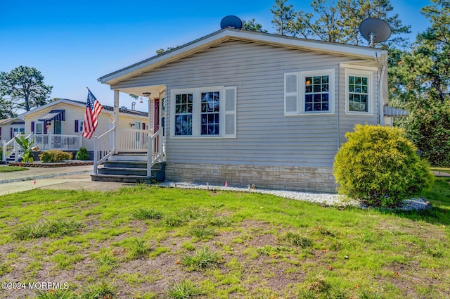 view of front of house with a front yard