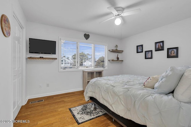 bedroom featuring ceiling fan, hardwood / wood-style floors, and a closet