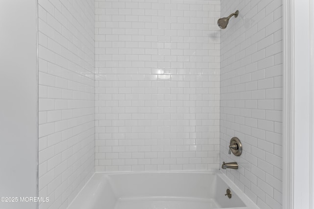 bathroom featuring tiled shower / bath combo