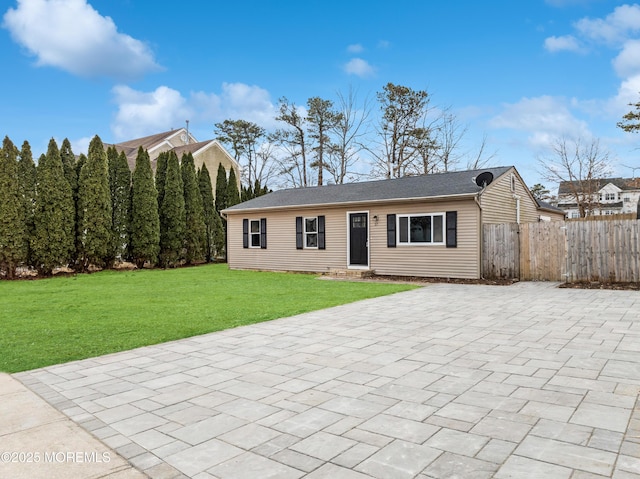 view of front of home featuring a front yard