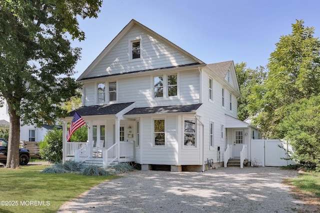 view of front facade featuring a front lawn