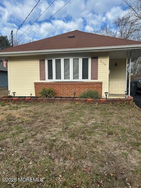 single story home with a front lawn