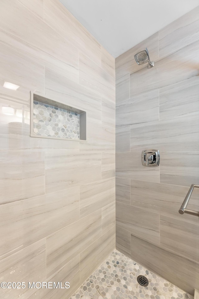 bathroom featuring a tile shower