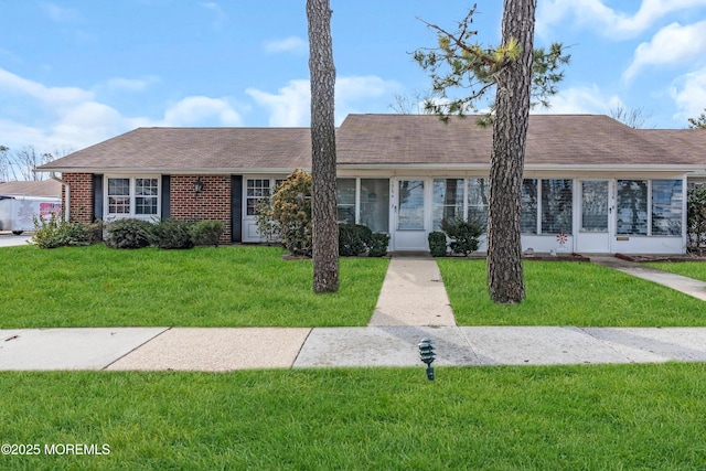 single story home with a front lawn