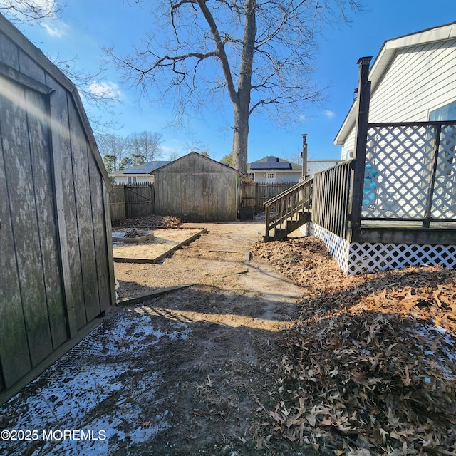 view of yard with an outbuilding