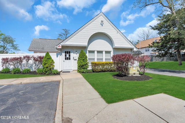 view of front of house with a front lawn